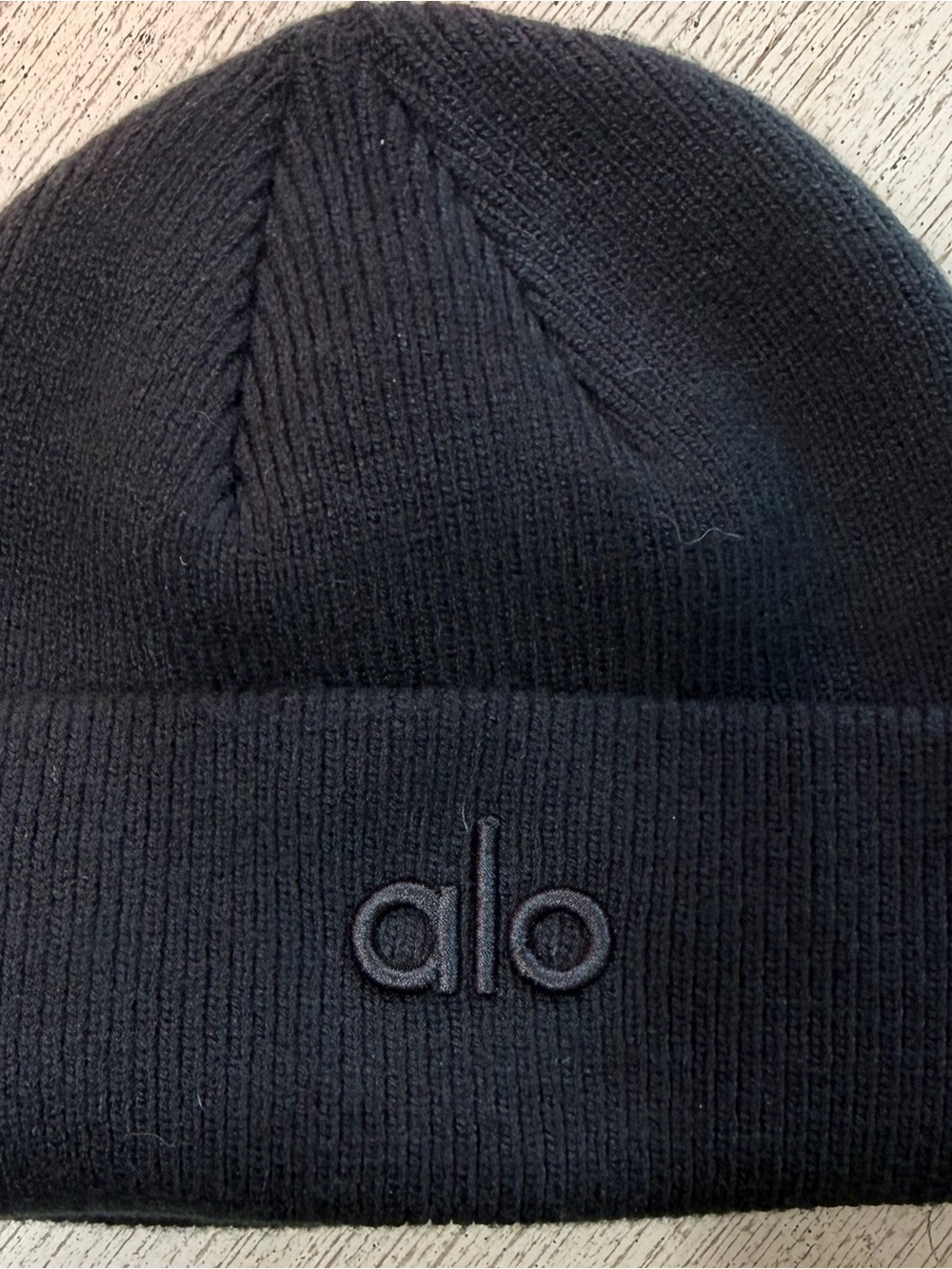 ALO Yoga Men’s Black Ribbed Knit Beanie with Tonal Logo